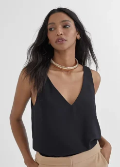 Top negro cuello pico