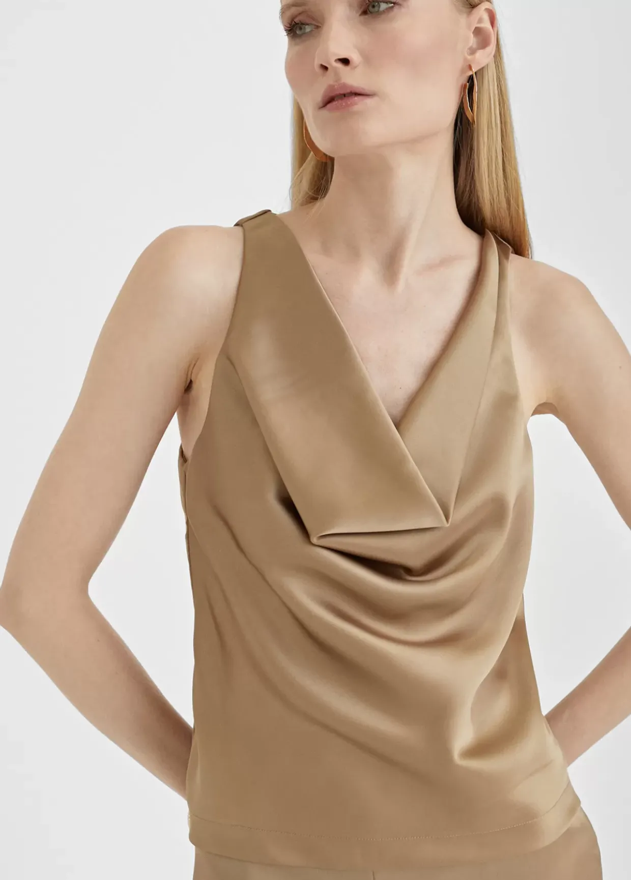 Top satinado con drapeado