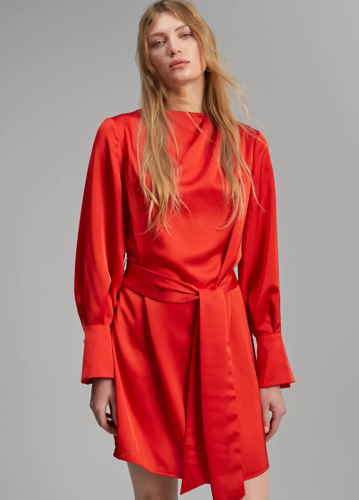 Vestido corto satinado