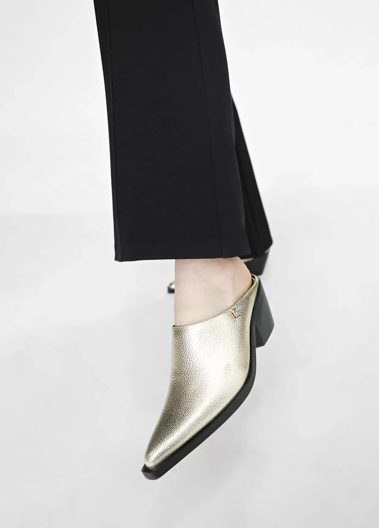 Zueco dorado con punta