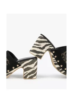 Zueco suela zebra y logo dorado.